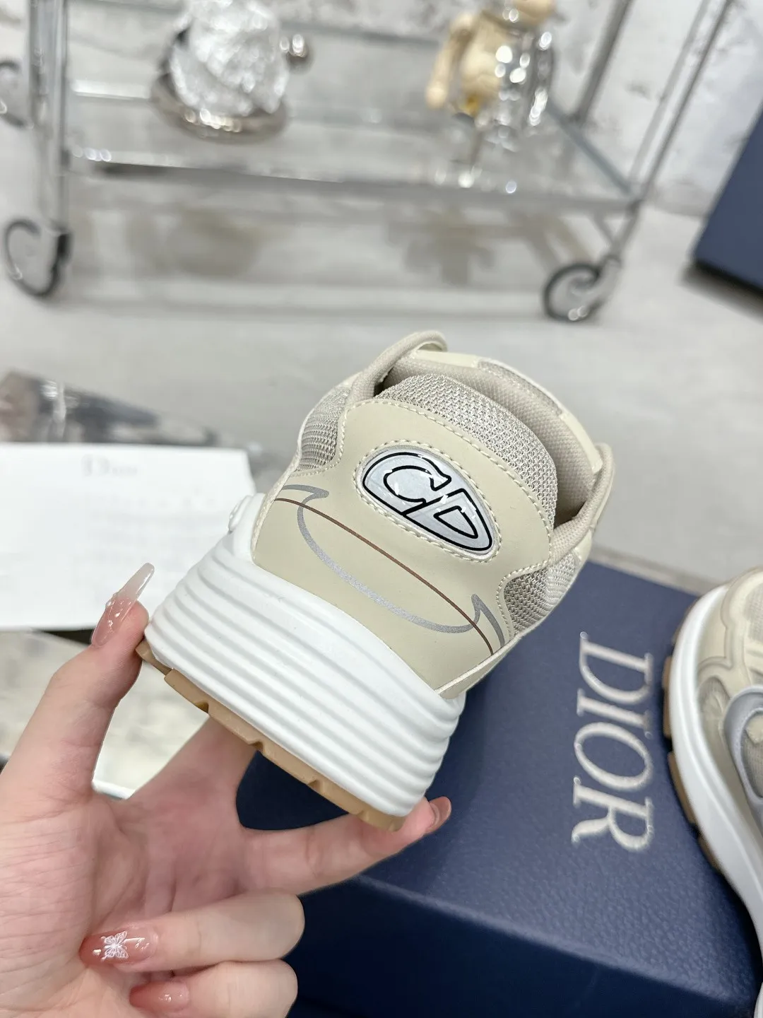Men's men's shoes 💰600❤️❤️❤️High version Dior Dior's latest color matching B30 series reflective dad sneakers original 17380💰 purchased for development and production Brand new B30 sneakers Dad Shoes style shoes that follow the trend of the retro market The Dior logo on the tongue also indicates that this pair of shoes is the B30 model! B30 uses fine-textured leather and mesh cloth materials to form a shoe body. There are conspicuous letters CD on both sides of the shoe body to indicate identity. Many lines on the shoe body outline details to make the shoes look less monotonous and full of retro flavor. The delivery counter is exquisitely packaged🛍📦 ▪️Fabric: Original customized technical fabric + mesh ▪️Inner lining: Customized breathable lining ▪️Outsole: Original molded IP foam + TPU outsole ▪️Sole thickness: 3.5CM ▪️Size: Women’s size 35-40 / Men’s size 39-46